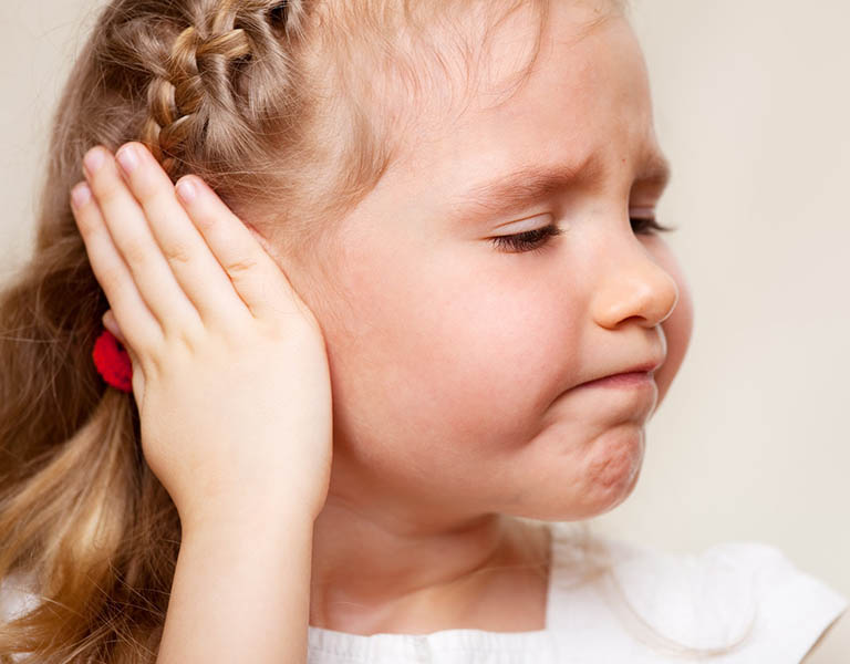 Thủng màng nhĩ ở trẻ em thường gây ra do chứng viêm tai giữa