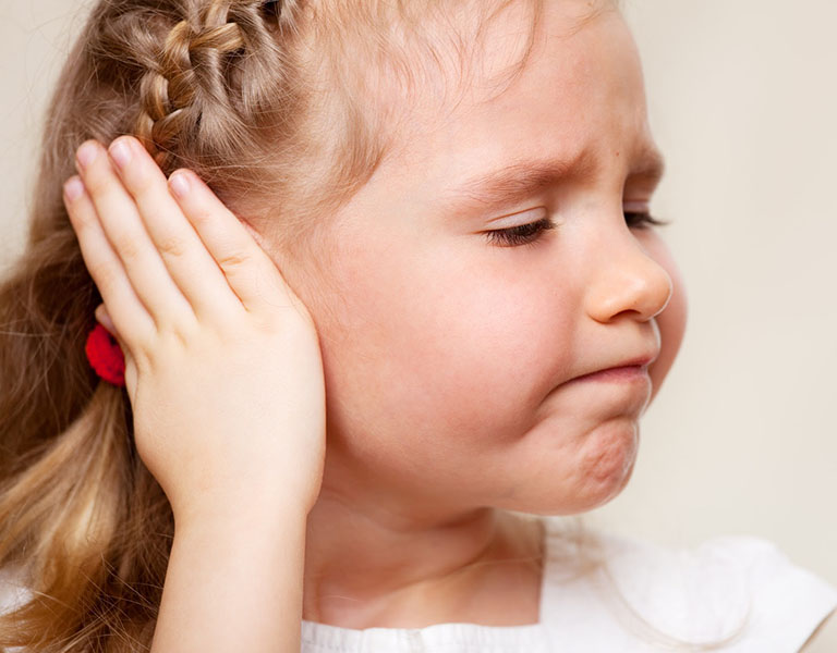 Trẻ quấy khóc, khó chịu, sốt cao, hay quờ vào tai có thể là biểu hiện của viêm tai giữa ở trẻ