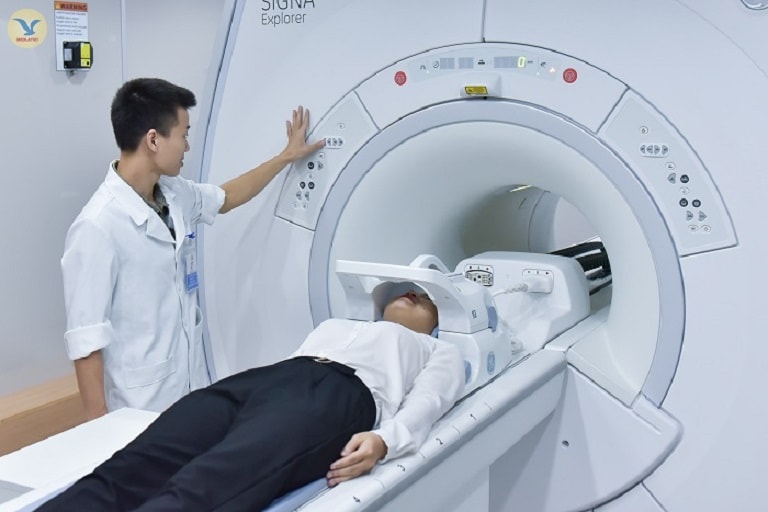 Bệnh nhân được tiến hành chụp cộng hưởng từ MRI để kiểm tra tình trạng xương sàng