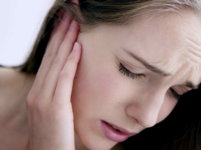 Nước vào tai gây ù tai và có thể biến chứng ảnh hưởng đến khả năng nghe