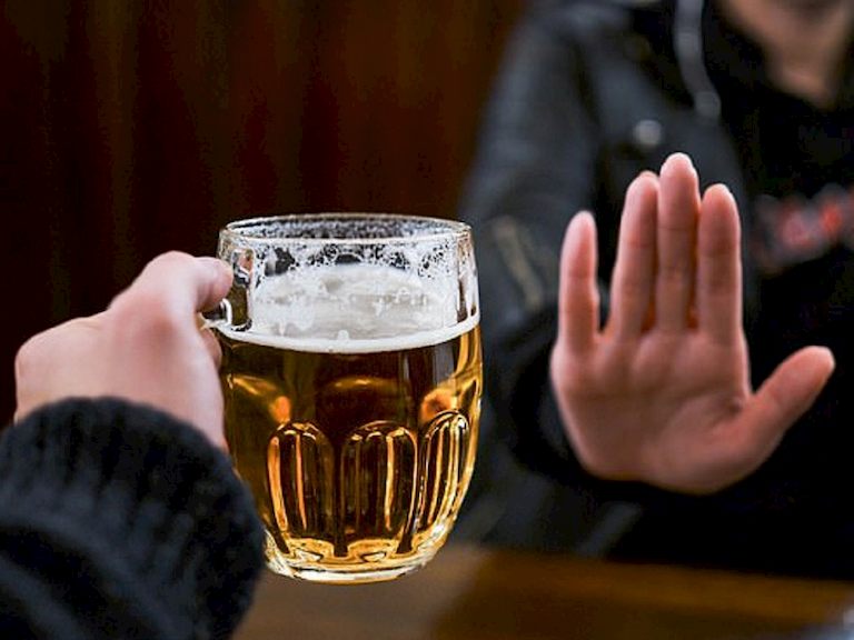Không nên uống bia để tránh tình trạng ù tai gia tăng