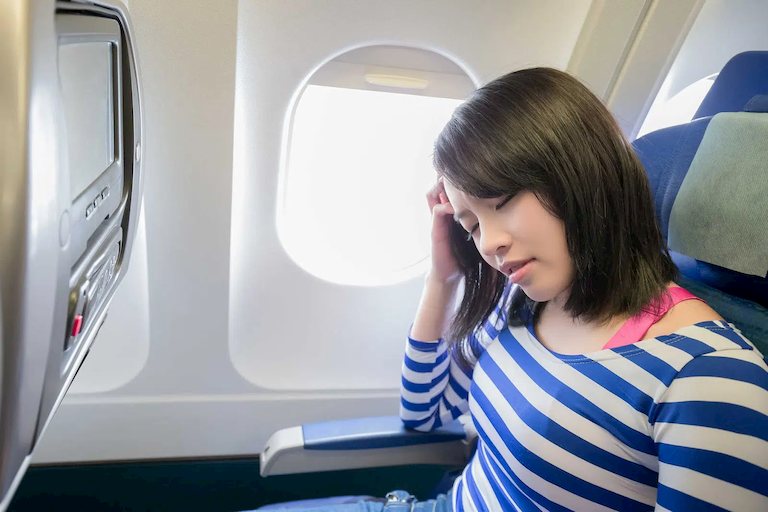 Áp suất thay đổi đột ngột là nguyên nhân dẫn đến ù tai khi đi máy bay