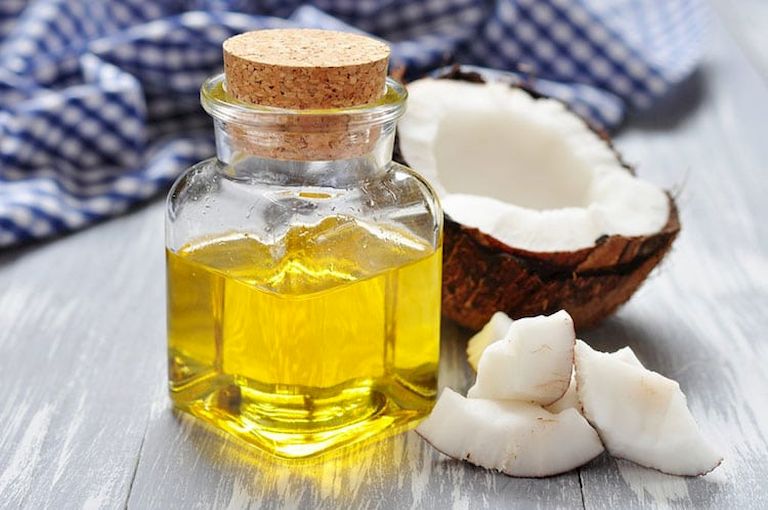 Sử dụng dầu dừa với nước muối sinh lý giúp giảm nhanh các triệu chứng do viêm tai giữa