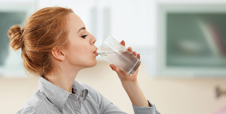 Việc uống nhiều nước giúp loãng dịch tiết trong mũi và làm sạch các hốc xoang