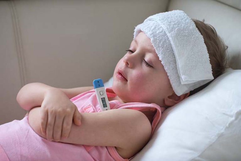 Muốn khắc phục viêm amidan cấp ở trẻ em tại nhà, phụ huynh có thể áp dụng cách chườm nóng