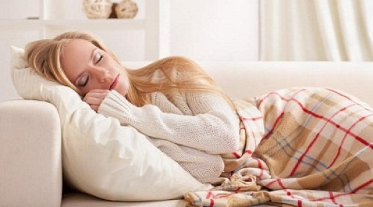 Nằm ngủ gối cao đầu giúp lưu thông khí, làm giảm nguy cơ mắc bệnh viêm mũi xoang cấp