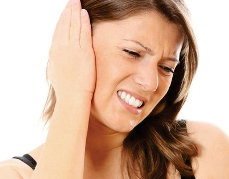 Viêm tai giữa ở người lớn là hiện tượng ống tai giữa bị tổn thương do vi khuẩn xâm nhập