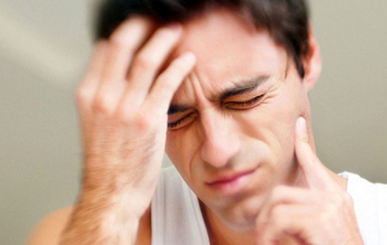 Người bệnh thường sốt cao liên tục, và thường xuyên đau nhức ở vùng mặt