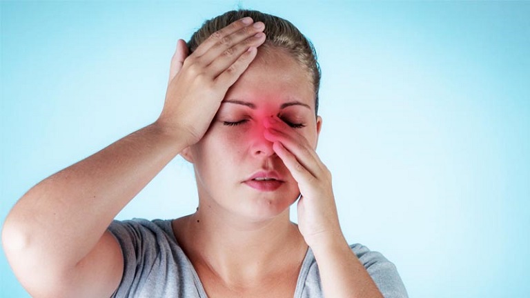 Viêm xoang nhức đầu xuất phát từ nhiều nguyên nhân như thời tiết hay nhiễm virus