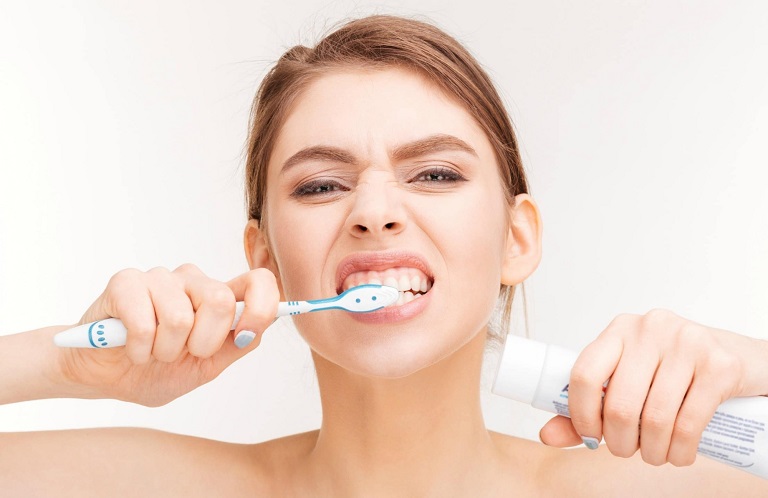 Duy trì thói quen đánh răng ít nhất 2 lần mỗi ngày vào buổi sáng và tối để bảo vệ amidan