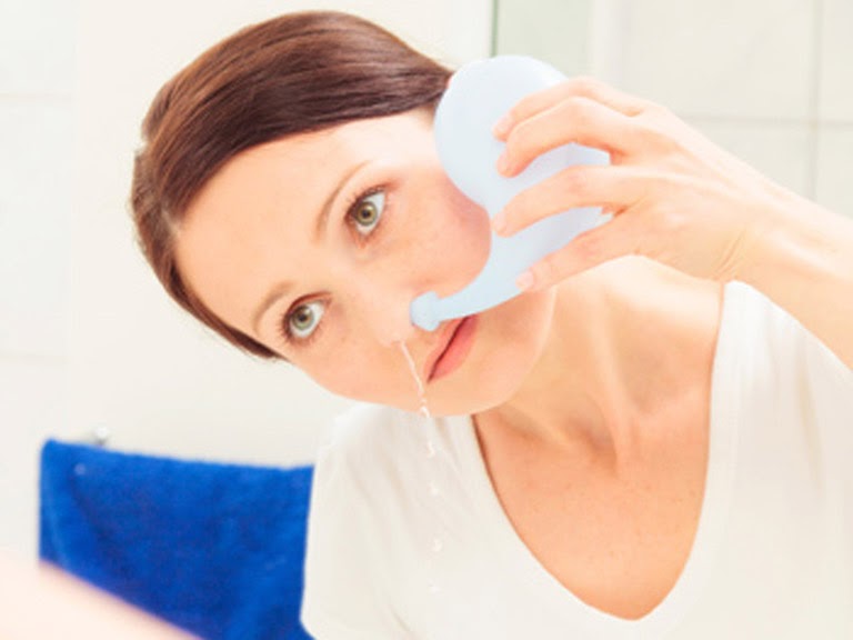 Bạn nên vệ sinh mũi sạch sẽ trước khi tiến hành nhỏ hay xông mũi bằng lá lốt