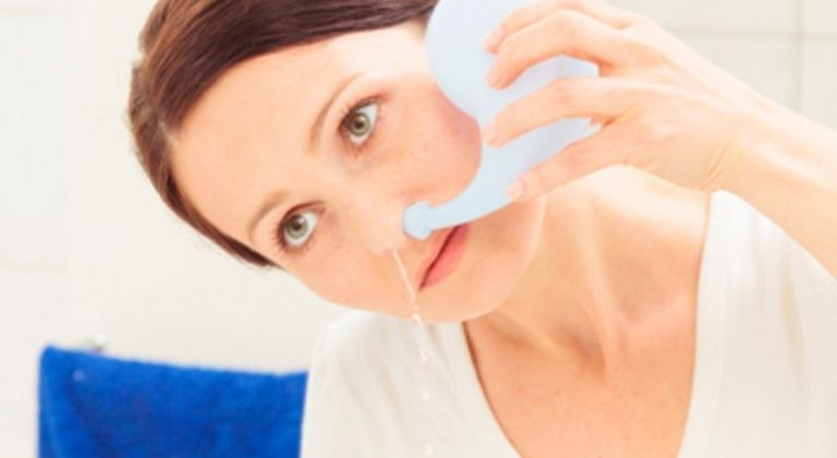 Rửa mũi bằng nước muối sinh lý hoặc thuốc xịt