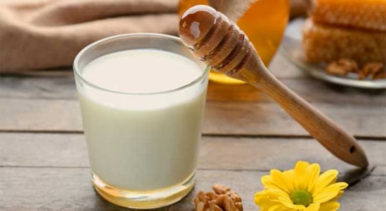 Sữa tươi và mật ong giúp đẩy lùi nhanh chóng các triệu chứng của bệnh