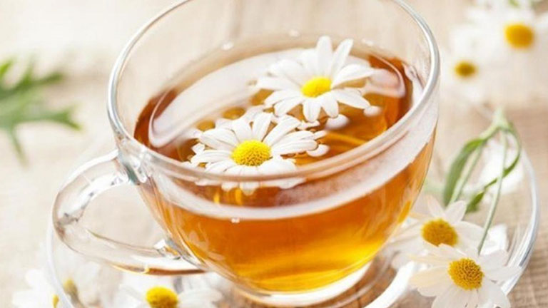 Uống trà hoa cúc giúp giảm viêm họng