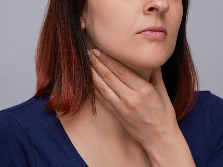 Viêm họng mãn tính là tình trạng niêm mạc ở hầu họng bị viêm nhiễm kéo dài trên 10 ngày