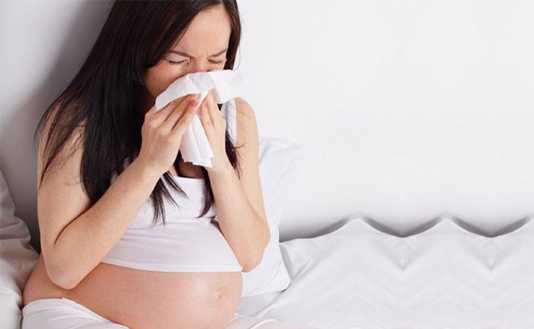 Có nhiều nguyên nhân gây viêm mũi dị ứng khi mang thai