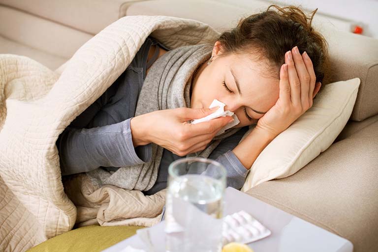 Viêm họng thanh quản có thể khiến người bệnh ho, sốt