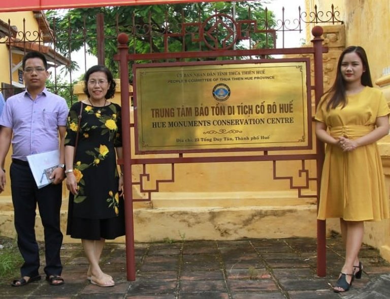 Bác sĩ Nguyễn Thị Vân Anh tìm hiểu bài thuốc tại Huế