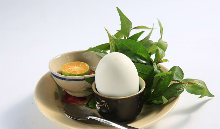 Món trứng vịt lộn luộc vừa đơn giản, dễ chế biến lại rất ngon miệng nên rất được các quý ông ưa chuộng