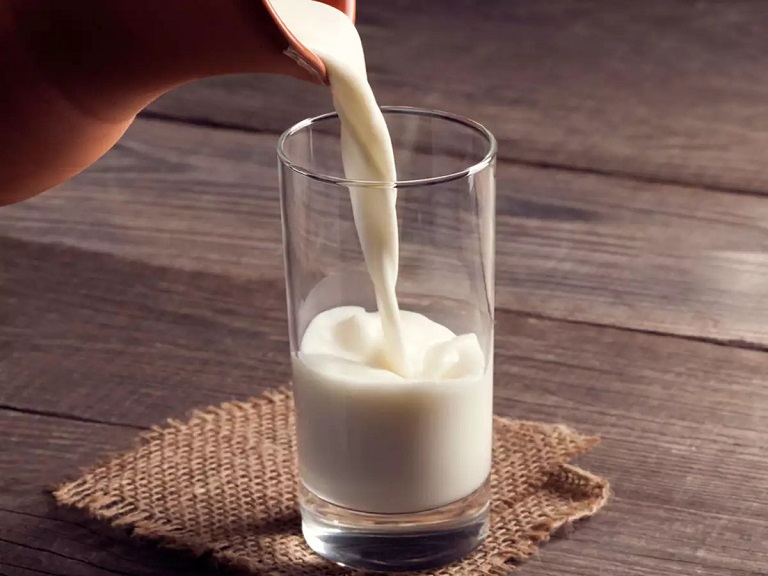 Bị trào ngược dạ dày nên uống sữa dê hoặc sữa tách béo