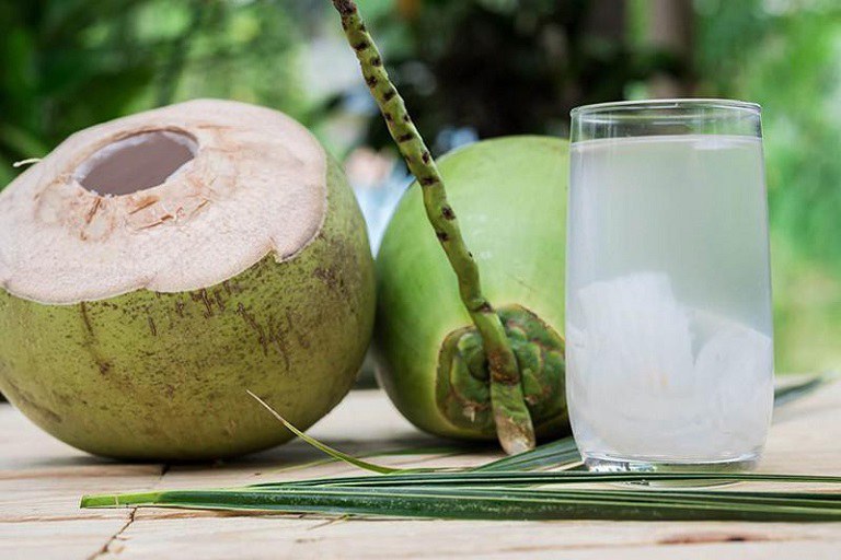 Mẹ bầu có thể uống nước dừa để làm giảm axit dạ dày