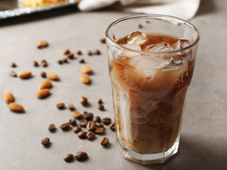 Người bị đau dạ dày không nên uống cà phê và đặc biệt cà phê đá