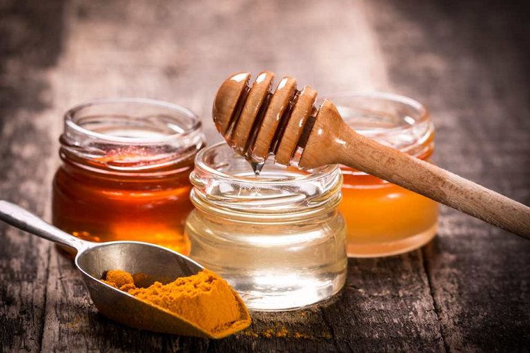 Uống bột nghệ mật ong giúp giảm cơn đau thượng vị hiệu quả
