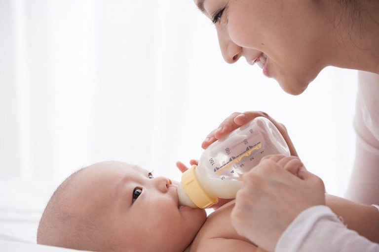 Lựa chọn sữa công thức phù hợp cho trẻ dưới 6 tháng tuổi bị trào ngược dạ dày