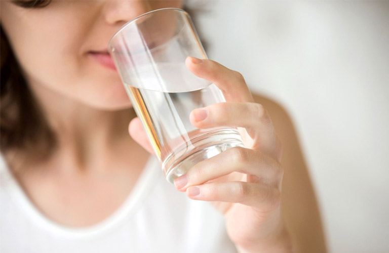 Uống nhiều nước để phòng ngừa trĩ