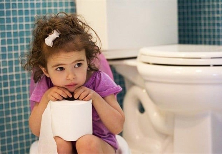 Đi vệ sinh trong thời gian khá lâu cũng là một biểu hiện bất thường về hệ tiêu hoá của trẻ