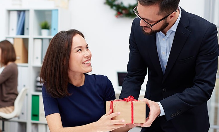 Tặng quà cho các doanh nhân nói chung sẽ đem lại mối quan hệ có ích lâu dài