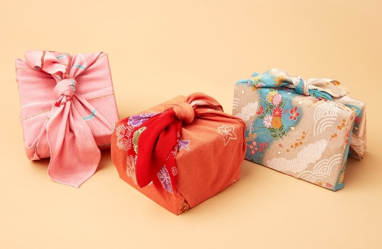 Thay vì dùng giỏ, bạn đọc có thể gói quà bằng khăn hoặc hộp giấy, hộp gỗ