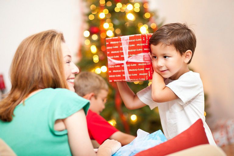 Tặng quà Giáng sinh cho bé mang nhiều giá trị và ý nghĩa