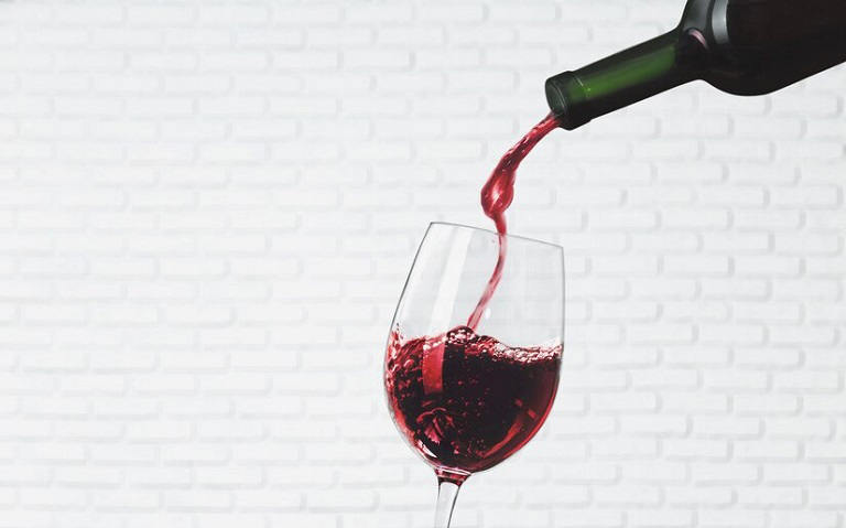 Tặng rượu có ý nghĩa gì - màu đỏ của rượu tượng trưng cho may mắn