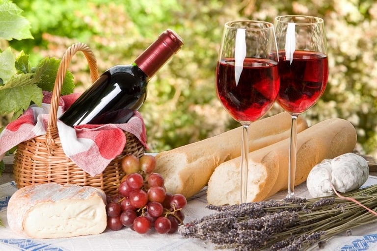 Rượu ngoại biếu Tết mang nhiều ý nghĩa khác nhau