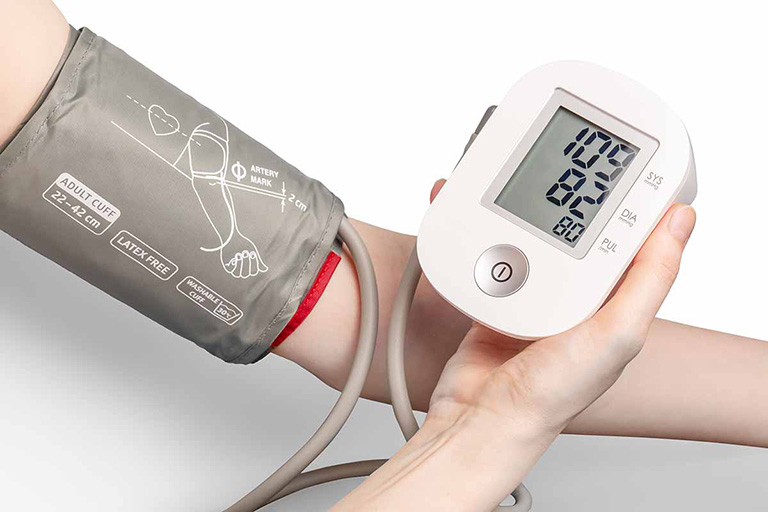 Máy đo huyết áp khá thiết thực, bạn có thể tham khảo để tặng quà Tết cho người lớn tuổi
