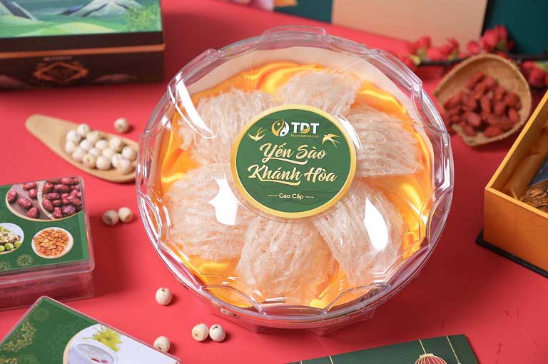 Hộp yến sào Vietfarm có màu xanh lá là chủ đạo kết hợp cùng lụa vàng cao cấp