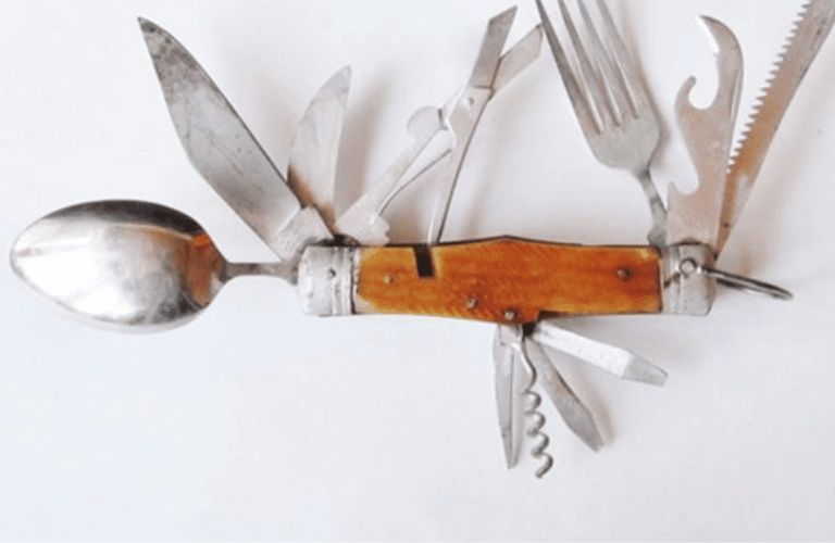 Các đồ vật sắc nhọn như bộ dao, kéo nhà bếp hay nĩa được khuyên là nên tránh