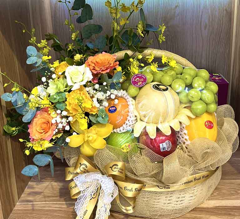 Bạn có thể tham khảo các giỏ hoa quả cũng rất phù hợp để tặng vào dịp tết