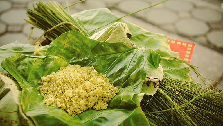 Cốm là đặc sản của người Hà Nội, được làm từ những hạt lúa nếp non
