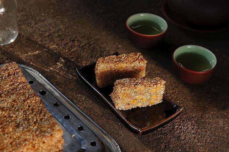Bánh được làm từ bột gạo, bột nếp, đường, muối ớt... tạo nên hương vị rất quê nhà