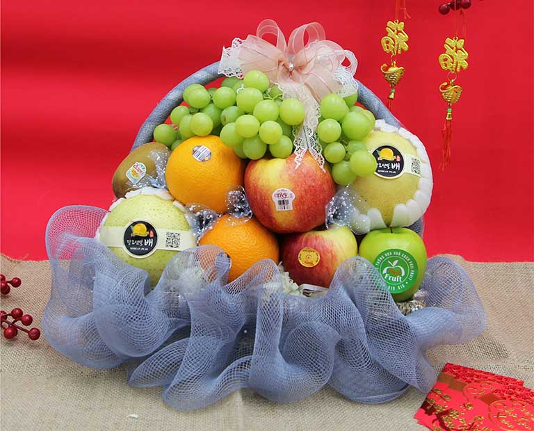 Giỏ trái cây nhiều sắc màu như lời chúc cho năm mới nhiều may mắn